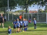 Laatste training S.K.N.W.K. JO8-1 (partijtje tegen de ouders) van maandag 2 juni 2025 (111/123)